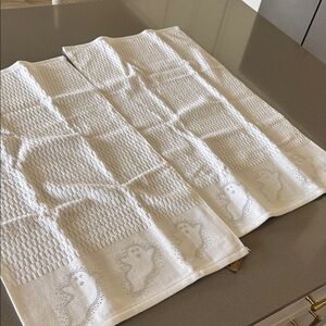 White Decorative Ghost Pattern Hand Towels
